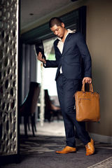 组图：任重最新杂志大片 迷人笑容尽显绅士风范