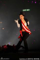 组图：黄伟文作品展开唱 陈奕迅拄拐演唱助阵