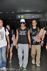 组图：谢霆锋离婚后首抵上海 一言不发引机场混乱