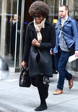 组图：娜奥米-坎贝尔现身纽约城 黑衣墨镜扮酷