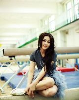 组图：张馨予空灵性感登《时尚健康》封面  