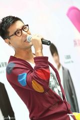 组图：胡杏儿马国明新加坡交流开心互动