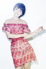 组图：陈维涵发布红裙写真 笑容甜美秀香肩