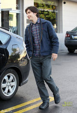 高清图：德鲁-巴里摩尔与男友逛街 小鸟依人展笑颜