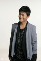 组图：林申李沁荧幕情侣写真绽放笑容