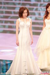 组图：港姐总决赛低胸白裙开场 舞台梦幻唯美