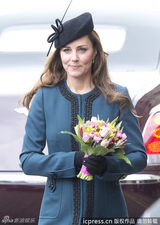 组图：凯特王妃准辣妈踩高跟 与女王亲民乘地铁