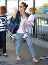 高清图：杰西卡-阿尔芭携女儿出行 弯腰险走光