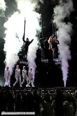 组图：黑眼豆豆激情献唱“超级碗” 热舞high翻全场