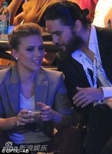 组图：性感女星斯嘉丽与前男友牵手热聊疑旧情复萌