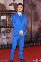组图：黄耀明蓝色西装现身红毯 俏皮时尚
