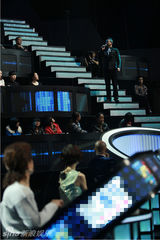 组图：《演说家》乐嘉拥吻清纯女大学生