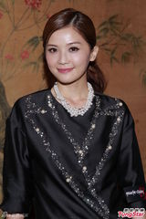 组图：林峰与女友工作中庆生 佘诗曼尊重曾志伟