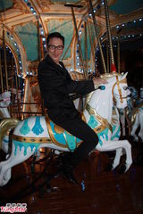 组图：歌神张学友童心未泯 大玩旋转木马兴致颇高