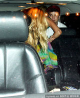 组图：帕丽斯与小男友车内寻欢 飞扑热吻激情四射