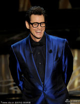 组图：金-凯瑞衣着炫蓝搞笑演讲 喜感依旧