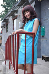 组图：刘惜君胡同写真曝光 透明系女生着蓝裙