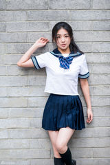 组图：张含韵拍摄杂志封面 穿起校服致青春