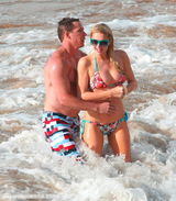 组图：希尔顿与男友鸳鸯浴 海滩戏水被搂蛮腰