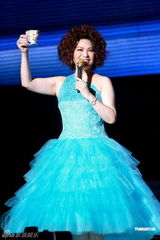 组图：蔡琴宝刀不老香港开唱 服装抢眼红袍闪金光