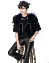 组图：李宇春大片戴羽冠高冷 透明镶钻装秀蛮腰