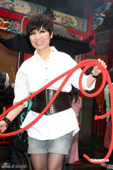 幻灯：黄小琥月老庙求姻缘 遗憾初婚未穿过婚纱