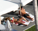 组图：安妮斯顿桃红比基尼晒日光浴 四仰八叉露私处不雅