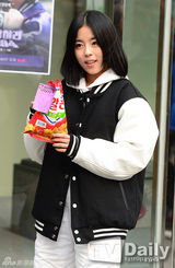 组图：韩剧《1994》女星如约赴街头送爱的抱抱