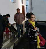 组图：神秘女贴心探班杜海涛 被指似田朴珺