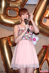 组图：安心亚粉裙亮相歌迷会 台上跳舞性感甜美