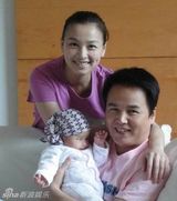 组图：张庭老公发福白发派头足 曾是英俊小生