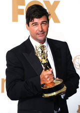 组图：艾美奖后台 剧情类视帝凯尔-钱德勒亮相