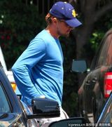 组图：莱昂纳多莱弗利逛街 蓝色情侣装甜蜜示人