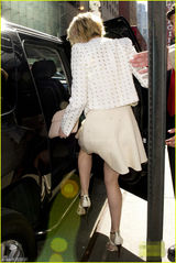 组图：劳伦斯白裙翩翩录节目 黑超遮面一脸倦容