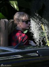 组图：泰勒休闲装重返录音室 告别情伤笑容甜美