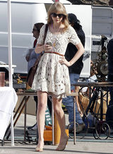 高清图：泰勒-斯威夫特穿白色蕾丝裙逛跳蚤市场