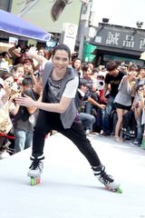 幻灯图：萧敬腾帅气现身 庆祝演唱会高销售成绩