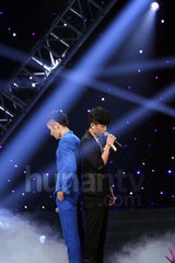 组图：快男复活赛上演 大热魏一宁裙装献唱落败