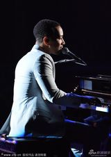 组图：美国歌手约翰-传奇倾情弹唱 眼神迷离