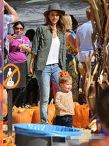 组图：阿尔芭带女游乐场玩耍 豪放蹲路边露股沟