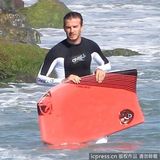组图：贝克汉姆和儿子大玩冲浪 克鲁兹不敢下水 