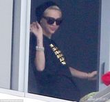 组图：麦莉-赛勒斯现身酒店阳台 疑似吸大麻