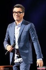 组图：李宗盛桃红衬衫开唱 称林忆莲唱得更好