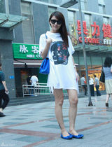 组图：贾青街拍骷髅头图案上衣搭潮包