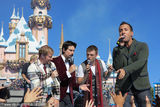 组图：后街男孩迪士尼重聚 梦幻城堡前献唱魅力不减