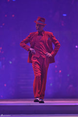 组图：刘德华北京激情开唱半裸秀胸肌