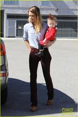 组图：阿尔芭全家超人总动员 小女儿朝天辫卖萌