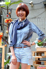 组图：杨谨华清新甜美 短裤亮相秀长腿