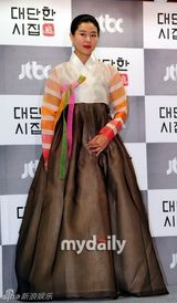 组图：徐仁英等穿韩服宣传《了不起的婆家》