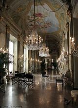 组图：妮可-基德曼新片奢华宫殿曝光 王妃造型华丽